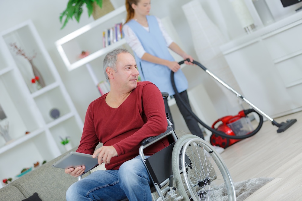 Wir reinigen Ihre Wohnung Alltagshilfe mit Staubsauger reinigt Wohnung